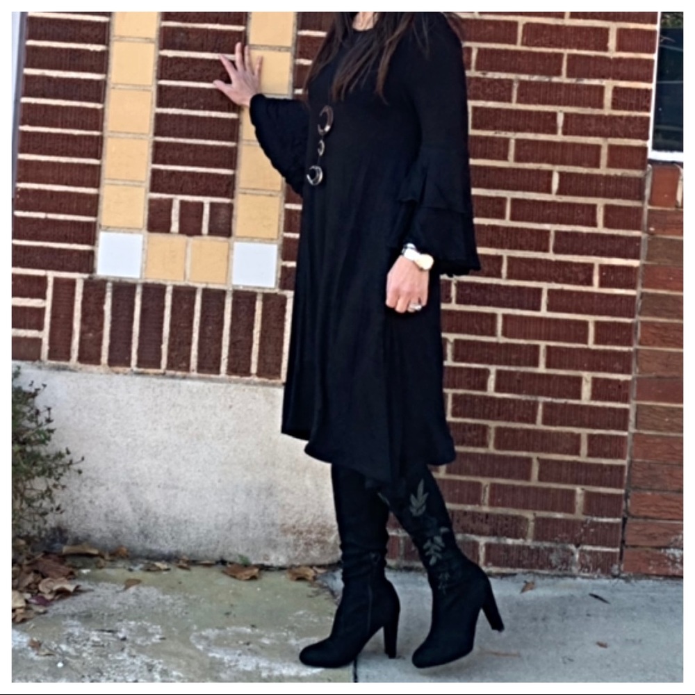 ✨LAST ONE✨Black bell sleeve loose fit dress - Picture 6 of 8